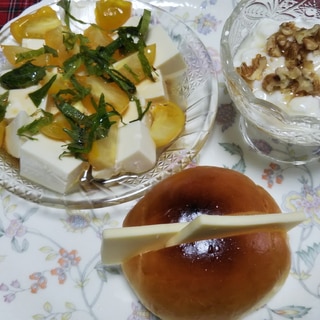 チーズサンドと豆腐トマトサラダとクルミヨーグルト☆